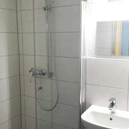 Haus Holo Fuer Monteure - 4 Einzelzimmer - 5 Betten -2 Baeder - Kueche 度假居